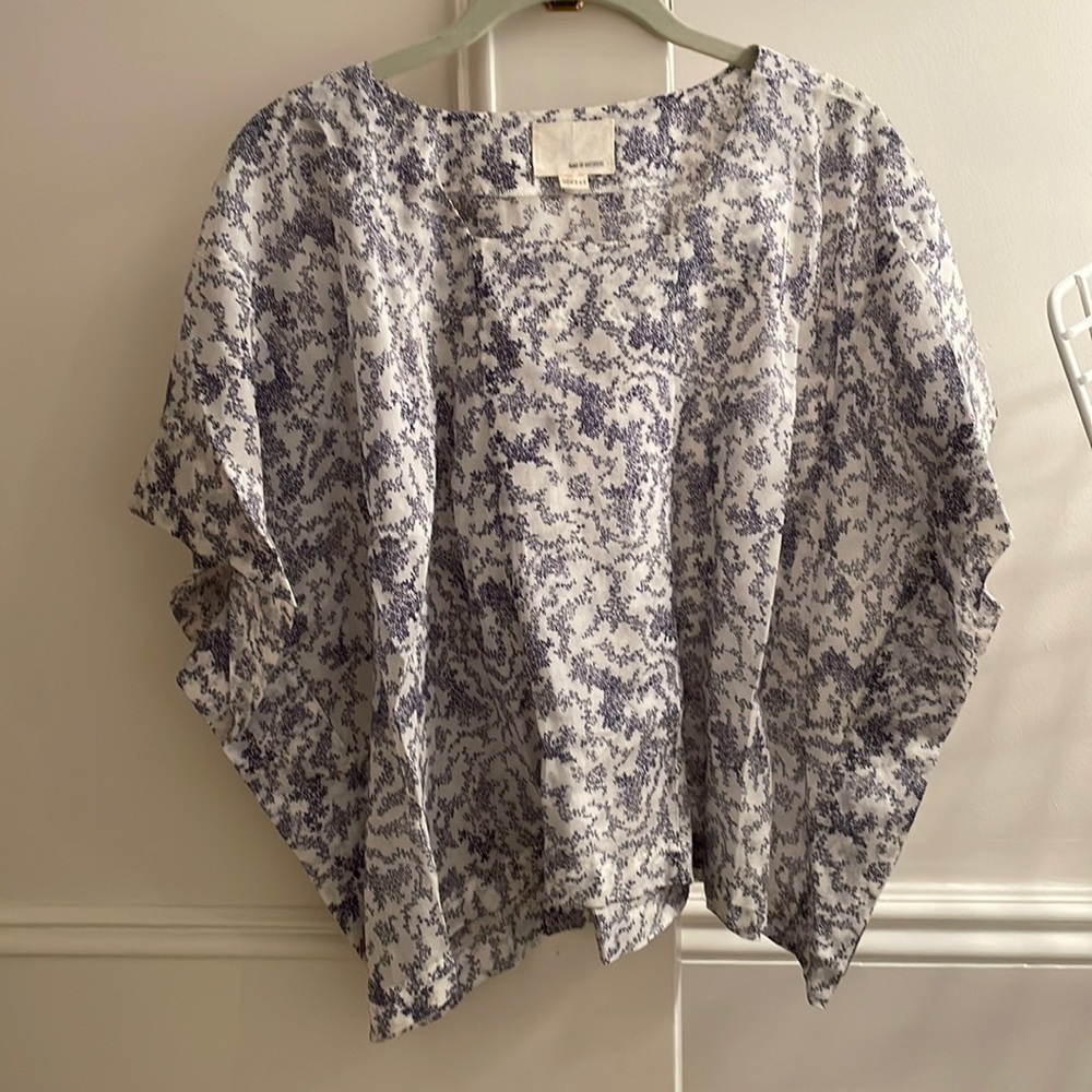 Super chic Band of Outsiders size 1 short sleeve blue flowers on white  blouse.
